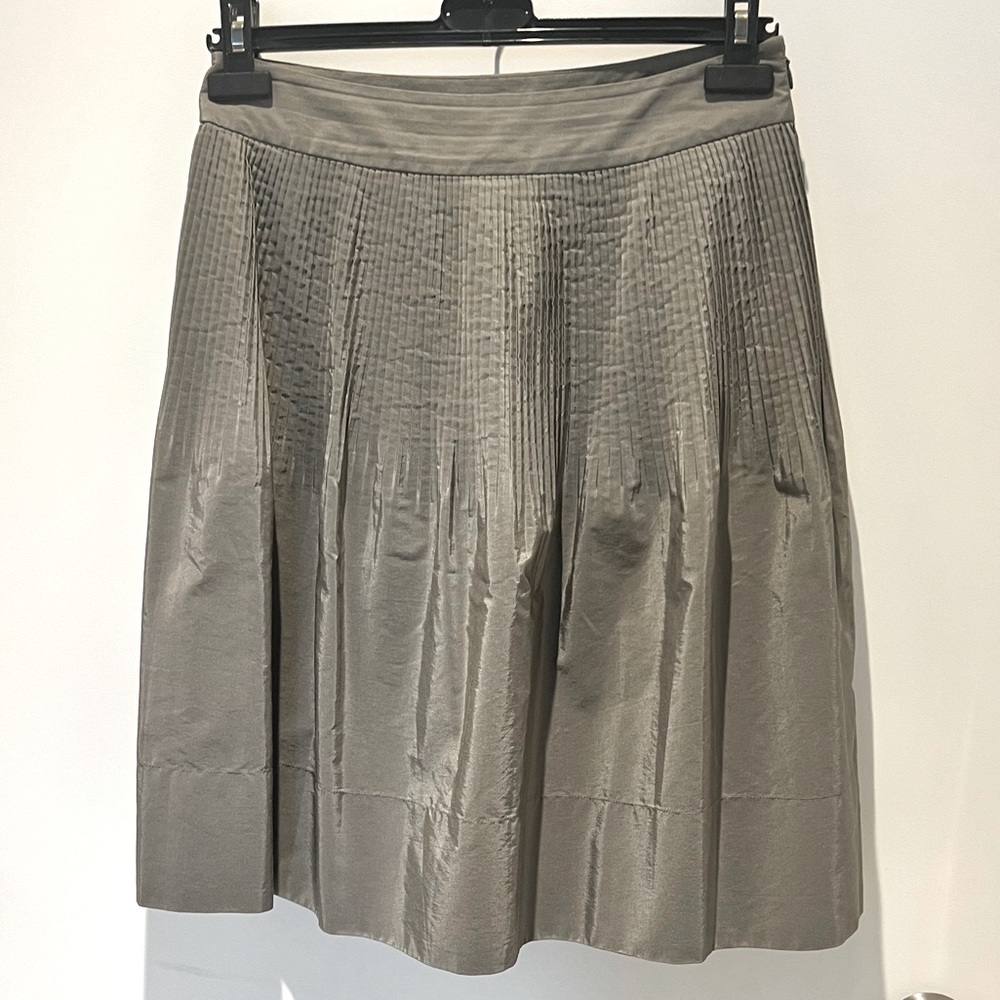 🖤 Beautiful & elegant full skirt in pewter grey. Knee length $ with lining.